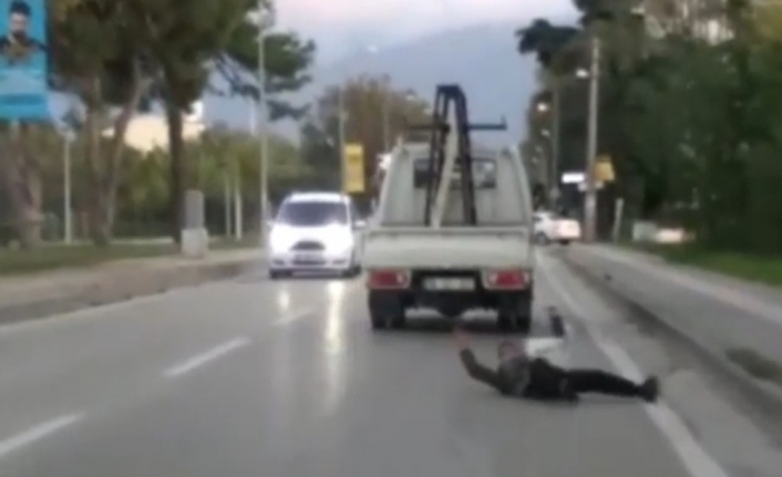 Bursa’da kamyonetin arkasına takılan genç ölümden döndü