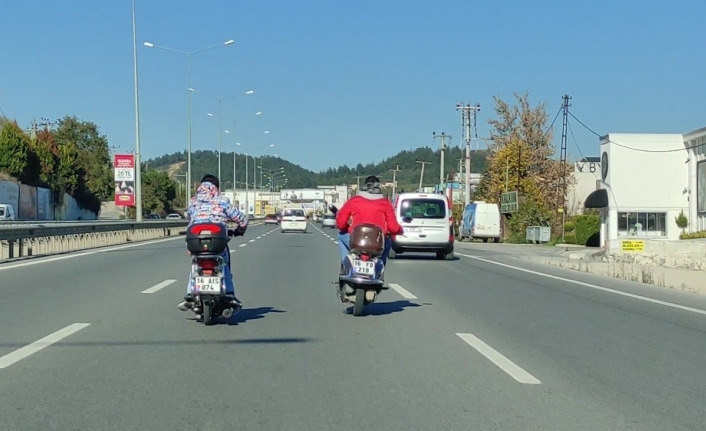 Bursa’da motosiklet sürücüleri trafikte sohbet etti