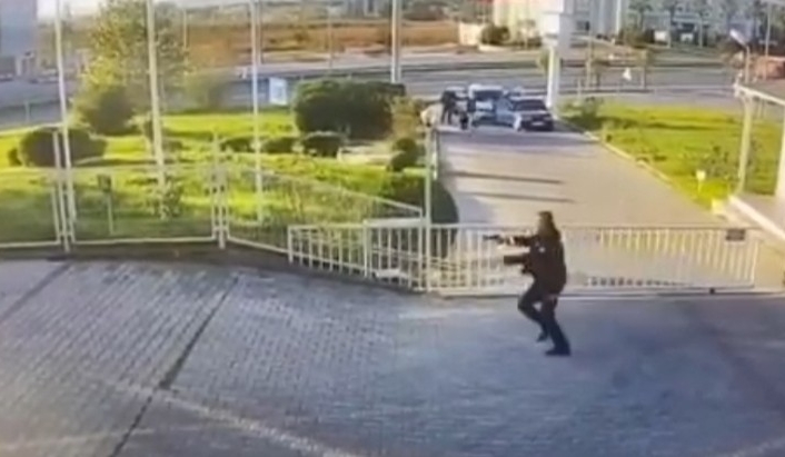 Bursa’da polise silah çekip kaçmaya çalışan zanlı kameralara yansıdı