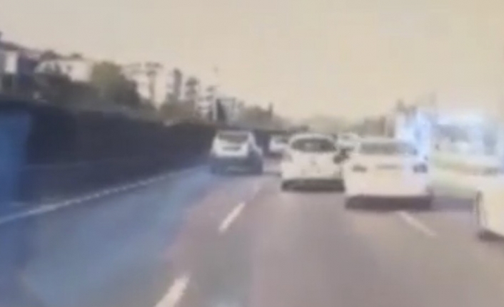 Bursa’da trafiği böyle tehlikeye düşürdü...Makas atan otomobil kamerada