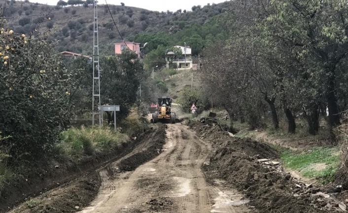 Büyükşehir yağışlardan zarar gören yolları onardı