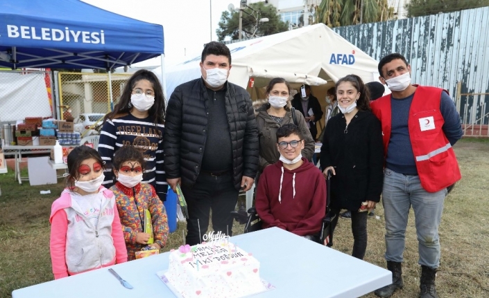 Çadır kentte umut dolu doğum günü sürprizi