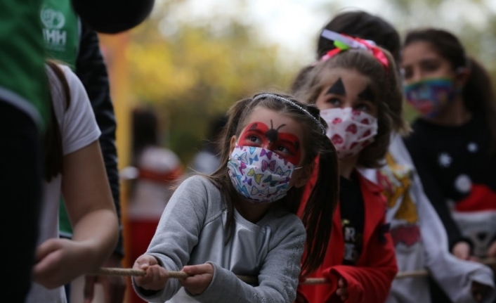 Çadırda kalan çocuklar depremin izlerini bir anlığına da olsa unuttu