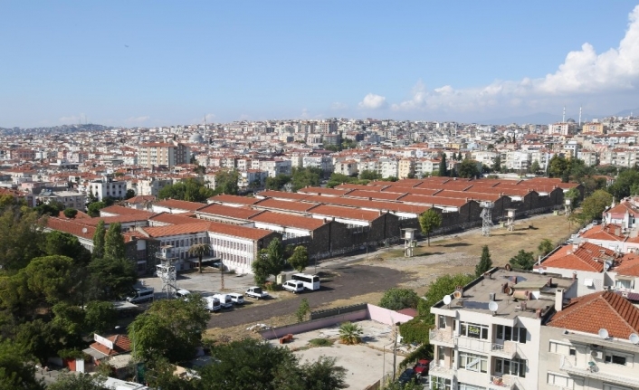 Deprem nedeniyle Buca Cezaevi boşaltıldı, mahkumlar başka cezaevlerine nakledildi