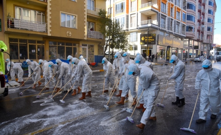 Dursunbey’de cadde ve sokaklar koronavirüse karşı köpükle yıkandı