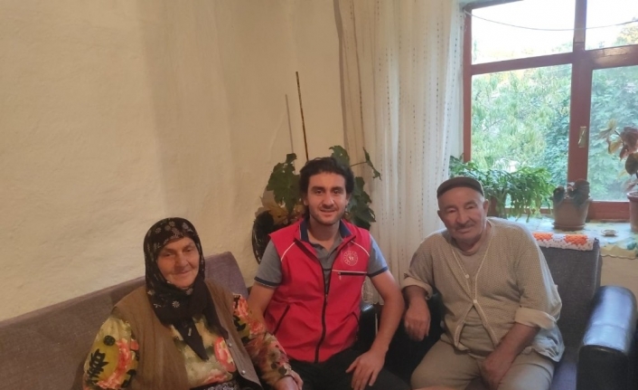 Gönüllü gençlerden yaşlılara ziyaret