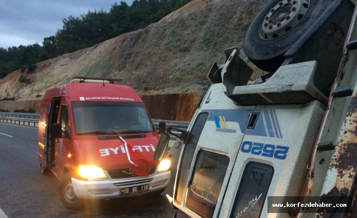 Havran'da karşı şeride geçen kamyon devrildi