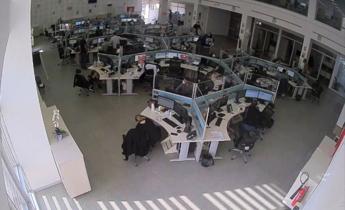 Herkes dışarı kaçtı onlar çalışmaya devam etti