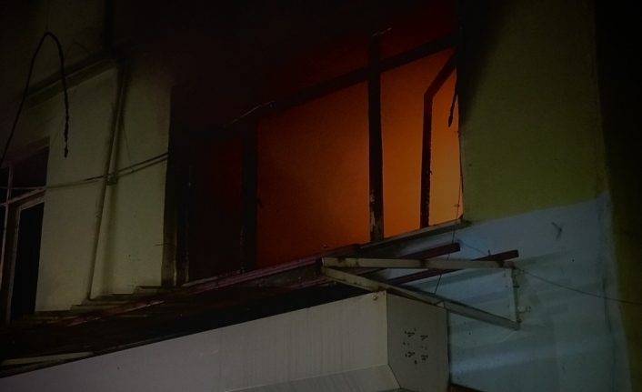 İki katlı binada çıkan yangında evin eşyalar kullanılmaz hale geldi