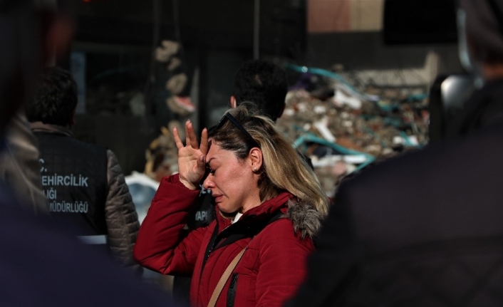 İş yerinin yıkılışını hıçkırıklara boğularak izledi