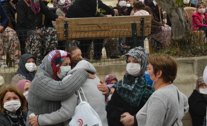 İzmir depreminde ölen hala ve yeğenleri toprağa verildi