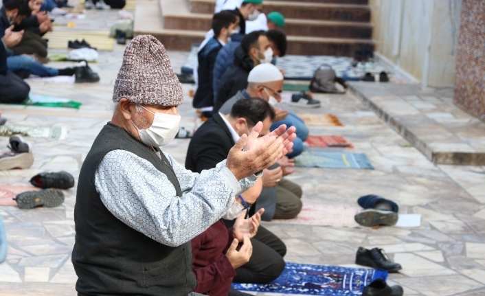 İzmir’de buruk cuma namazı