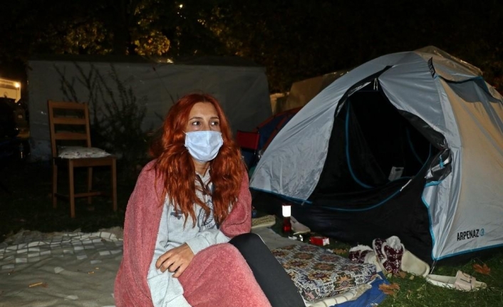 İzmir’de vatandaşlar çadırlarda kalmaya devam ediyor
