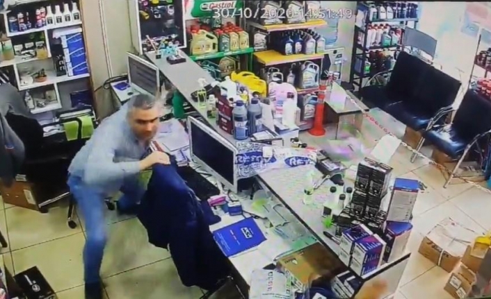 İzmir’deki depremde iş yerinde yaşanan panik anları kamerada