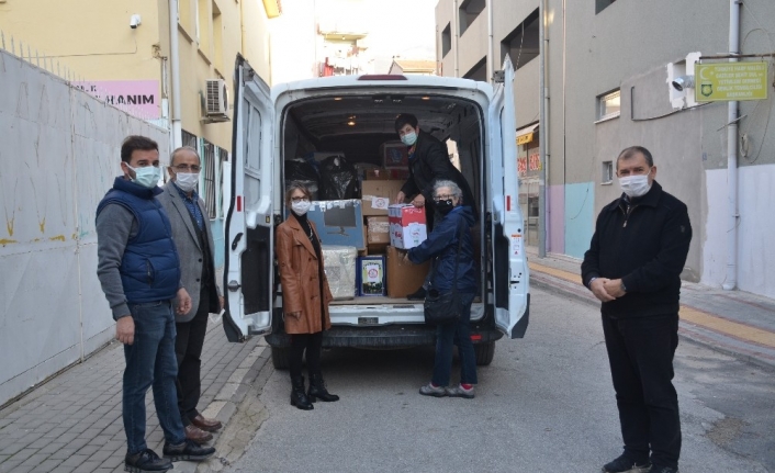 İzmir’e 100 koli yardım yola çıktı