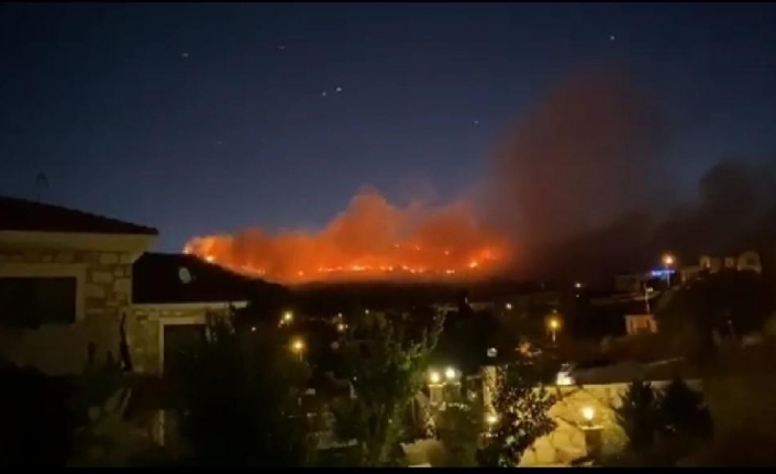 İzmir’in Foça ilçesinde meydana gelen orman yangınına çok sayıda ekip müdahale ediyor