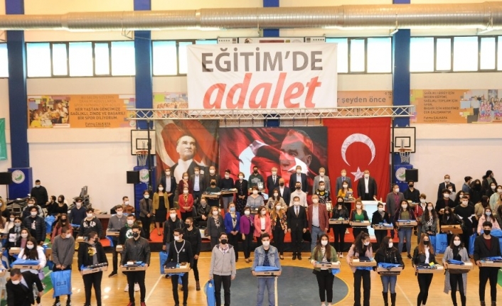 İzmir’in o ilçesinde üniversiteyi kazanan her öğrenciye bilgisayar hediyesi