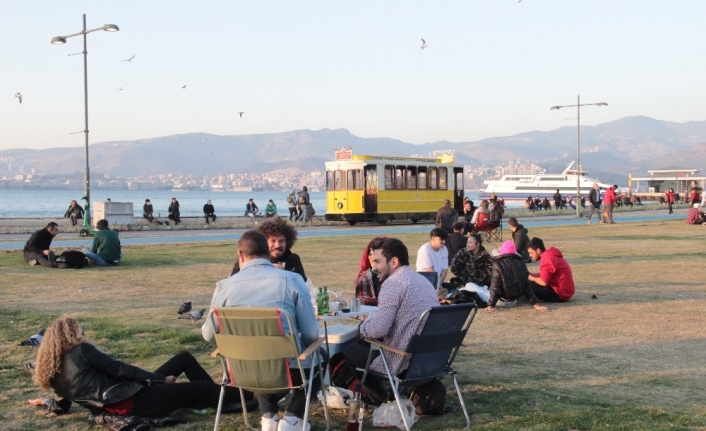 Kafe ve restoranlar kapandı, vatandaş sahile koştu