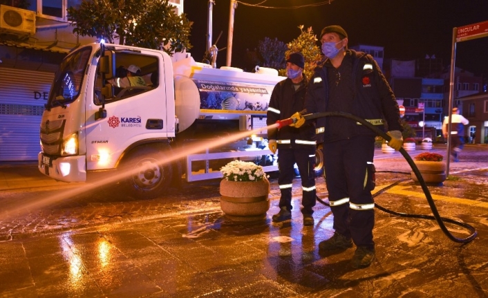 Karesi Belediyesi çarşıyı deterjanla yıkadı