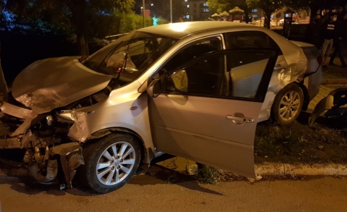Kontrolden çıkan otomobil duvara çarparak durabildi