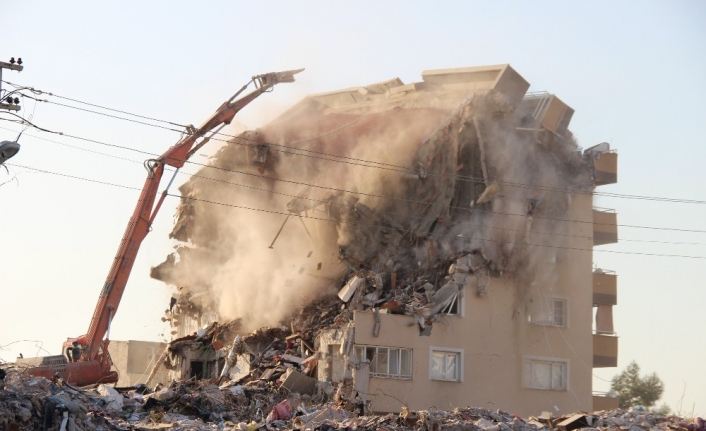 Kontrollü yıkım sırasında binanın büyük bölümü yıkıldı, o anlar kameraya yansıdı