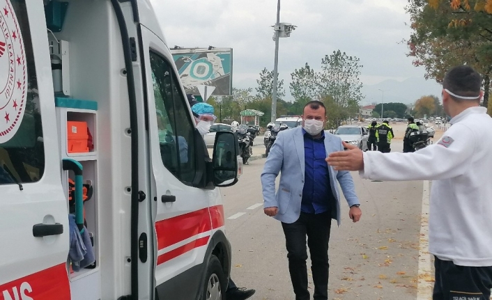 Korona virüslü sürücü trafik kontrolüne takıldı, ambulansla yurda yerleştirildi