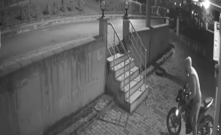 Lüks motosiklet hırsızı kameraya böyle yakalandı