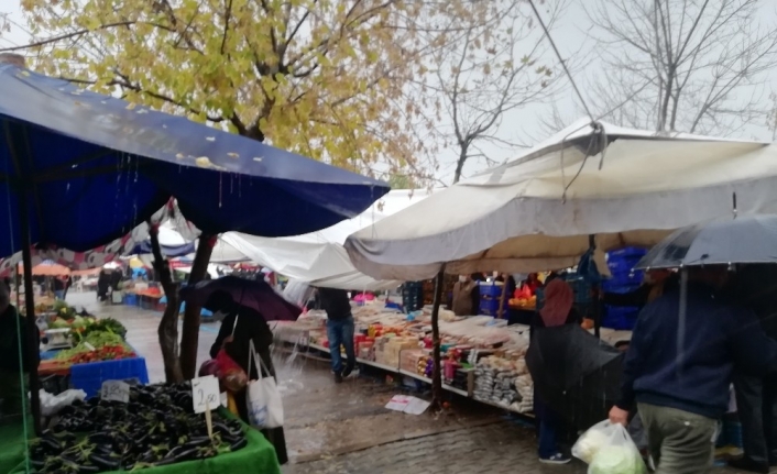 Manyas’ta pazara çıkan vatandaşlara yağmur engeli