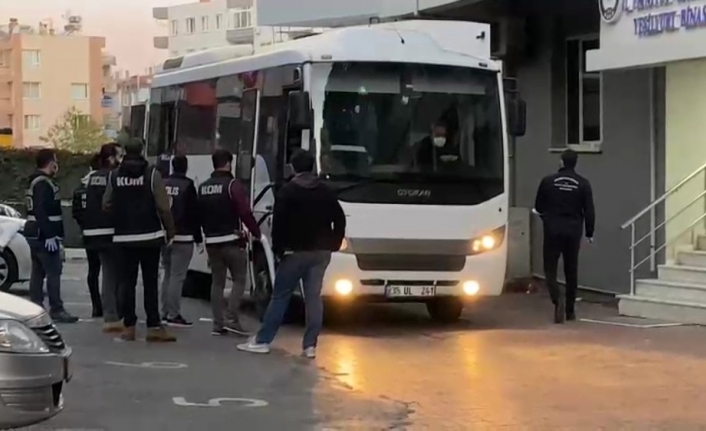 Menemen Belediye Başkanının da gözaltına alındığı operasyonda şüpheliler adliyede