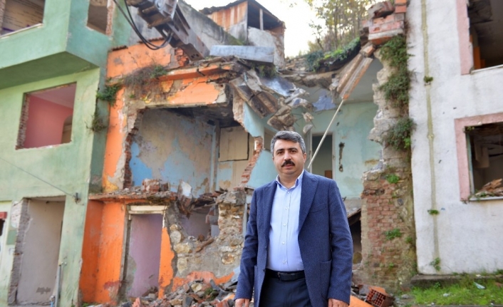 Mollaarap’ta heyelanlı bölgede kamulaştırılan binalar yıkılıyor
