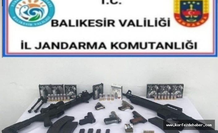 Ruhsatsız tabancalarla yakalandılar