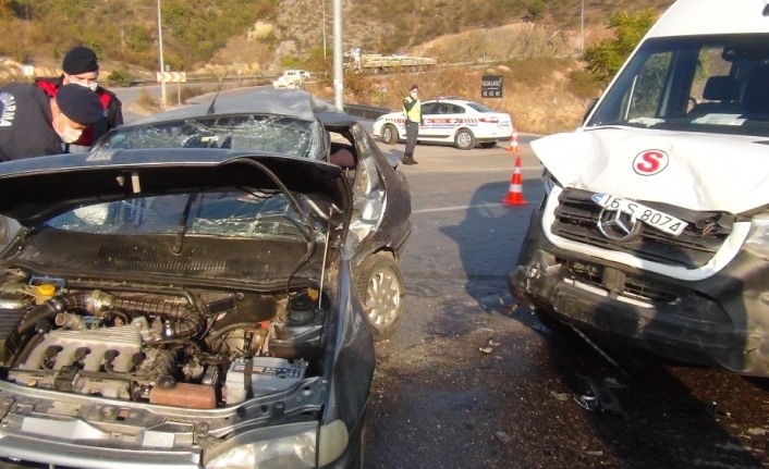 Servis aracıyla otomobil çarpıştı: 1’i ağır 7 yaralı