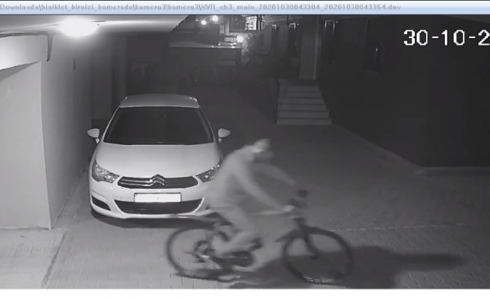 Şifreli demir kapıdan atlayan hırsız 5 bin liralık bisikleti böyle çaldı