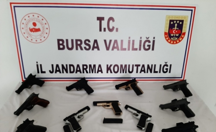 Silah kaçakçısının evine şok baskın