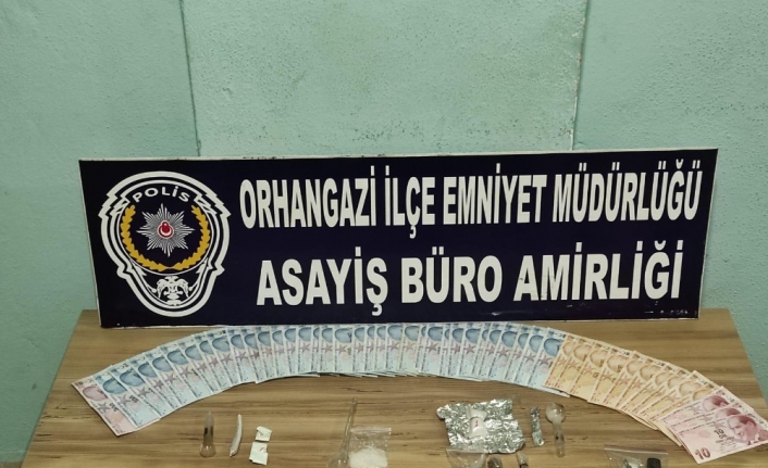Uyuşturucu ticareti yapan 2 kişi tutuklandı