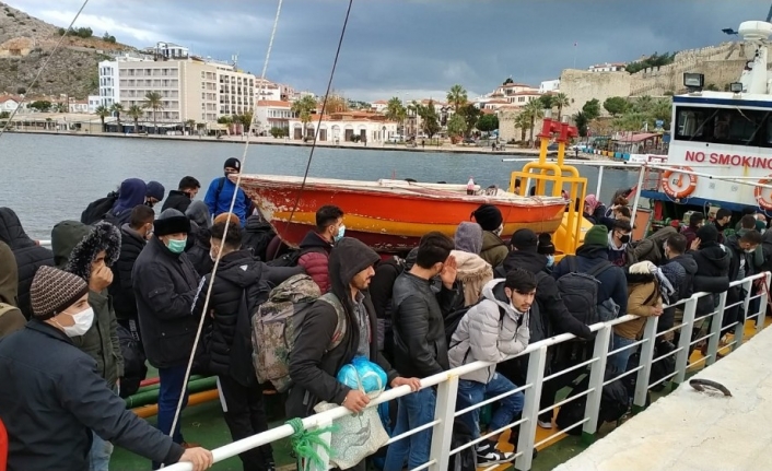 200’ün üzerinde göçmeni taşıyan gemi yakalandı