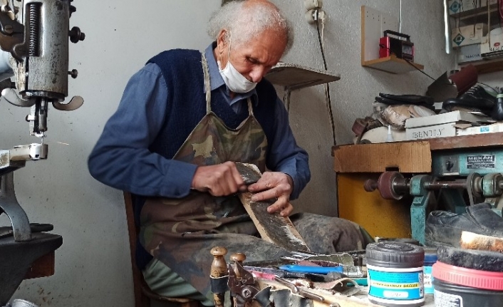 74 yaşında, 60 yıldır ayakkabı tamir ediyor