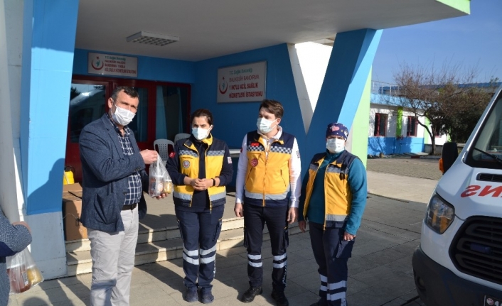 Arıcılardan 112 Acil çalışanlarına bal ikramı