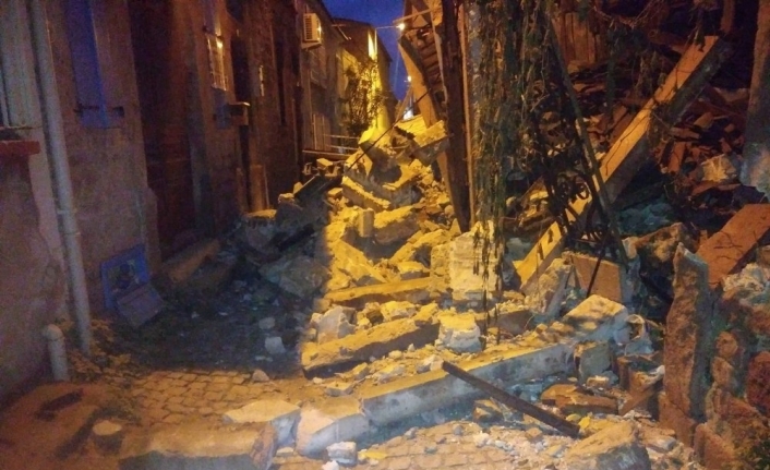 Ayvalık’ta sağanak yağışta tarihi bir ev yıkıldı, iki binanın çatısı çöktü