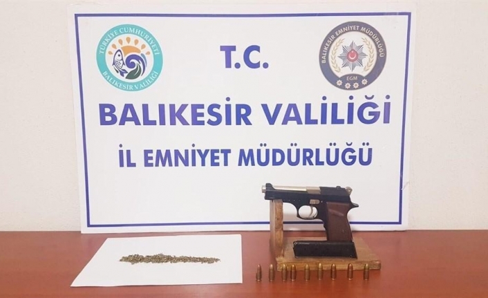 Balıkesir’de polis 18 aranan şahsı yakalarken, 4 silah ele geçirdi