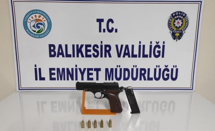 Balıkesir’de polis 20 aranan şahsı yakaladı