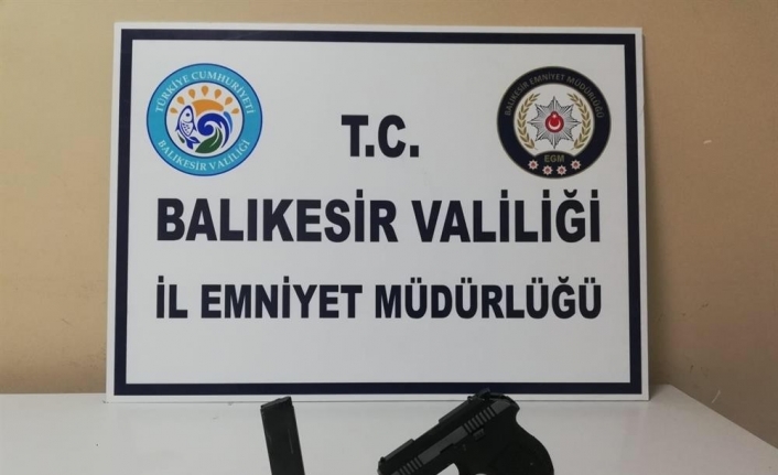 Balıkesir’de polis 20 aranan şahsı yakalarken, 3 silah ele geçirdi