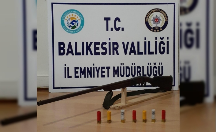 Balıkesir’de polis 6 aranan şahsı yakalarken, 9 silah ele geçirdi