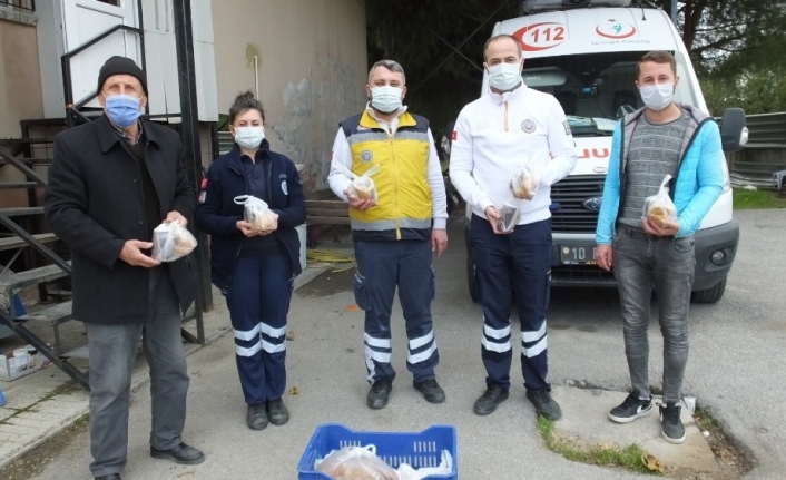 Balıkesirli arıcılardan sağlıkçılara ballı ziyaret