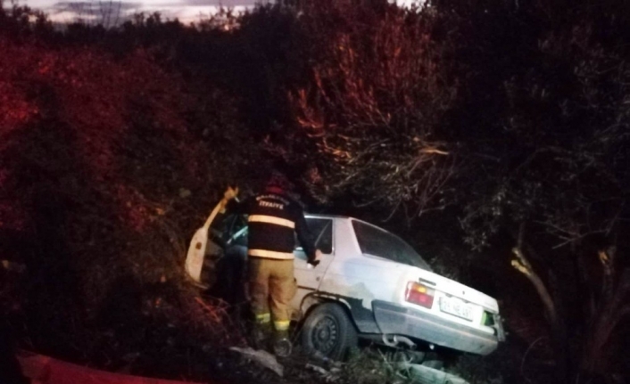 Bariyerleri aşıp şarampole uçan araçtan burnu bile kanamadan çıktı