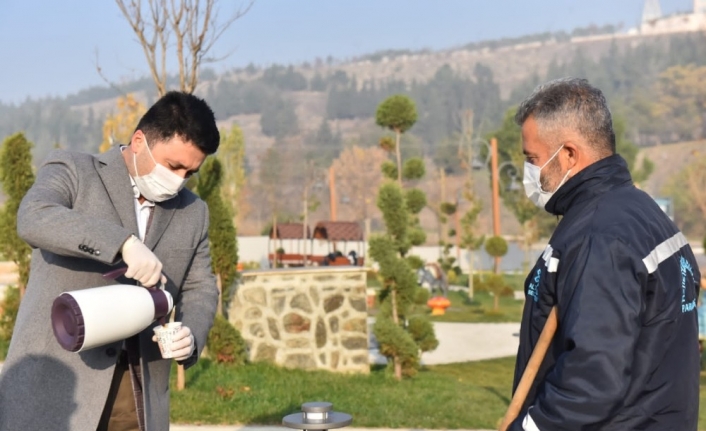 Başkan sokakta görev yapan polis ve belediye çalışanlarını unutmadı