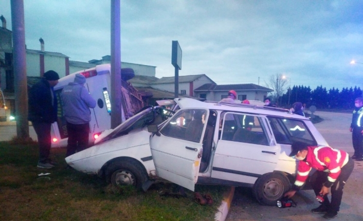 Biga’da işçi servisiyle otomobil çarpıştı: 1 ölü, 4 yaralı