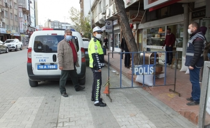 Burhaniye’ de polis kurallara uymayanların peşinde