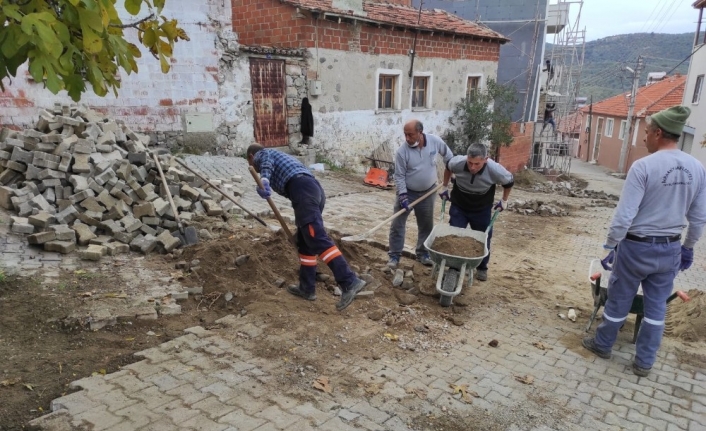 Burhaniye’de kırsal mahallede sokaklar yenileniyor