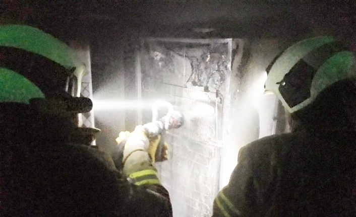 Burhaniye’de tutuşan buzdolabı az kalsın evi yakıyordu